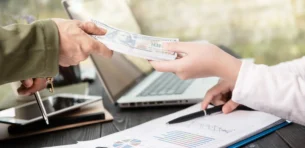 biznesmen-dajac-pieniadze-swojem