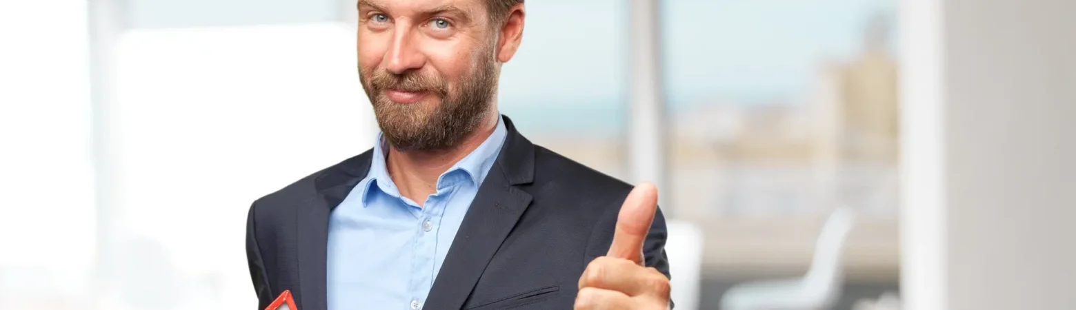 blond-biznesmen-szczesliwy-wyraz