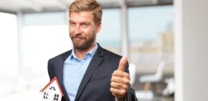 blond-biznesmen-szczesliwy-wyraz